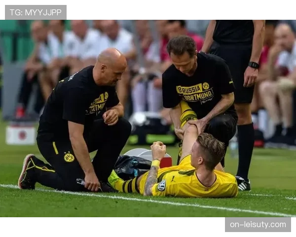 多特蒙德官方确认,罗伊斯因小腿不适缺席对阵斯图加特关键战 多特蒙德官方确认,罗伊斯因小腿不适缺席对阵斯图加特关键战